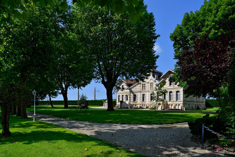 Others 5, Chateau Maucaillou, Gironde