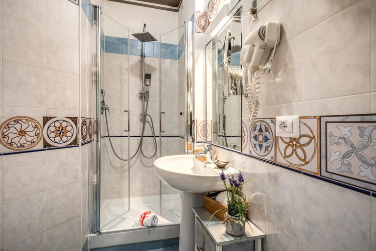 Bathroom 3, Santamaria Inn, Roma