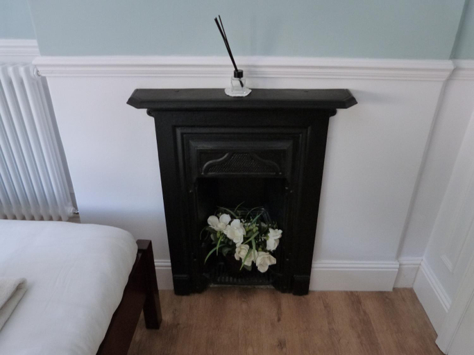 Others 4, Twin Oaks Guest House, Hampshire