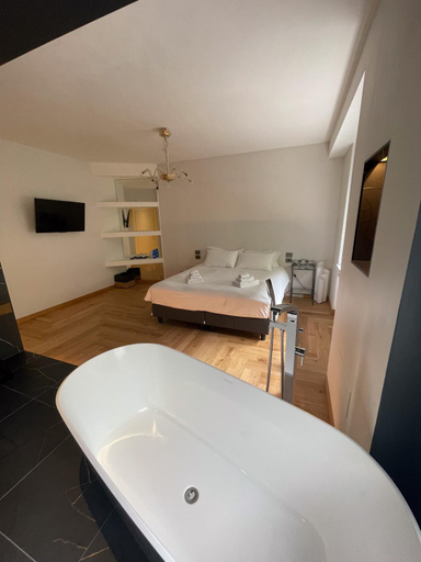 Others 5, The Lion's Den BnB, Trieste