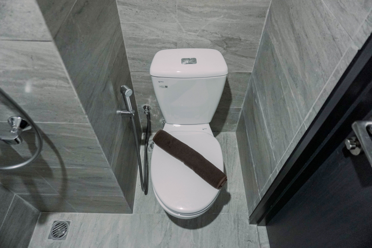 Bathroom 5, Well Furnished and Comfy Studio Collins Boulevard Apartment By Travelio, Tangerang