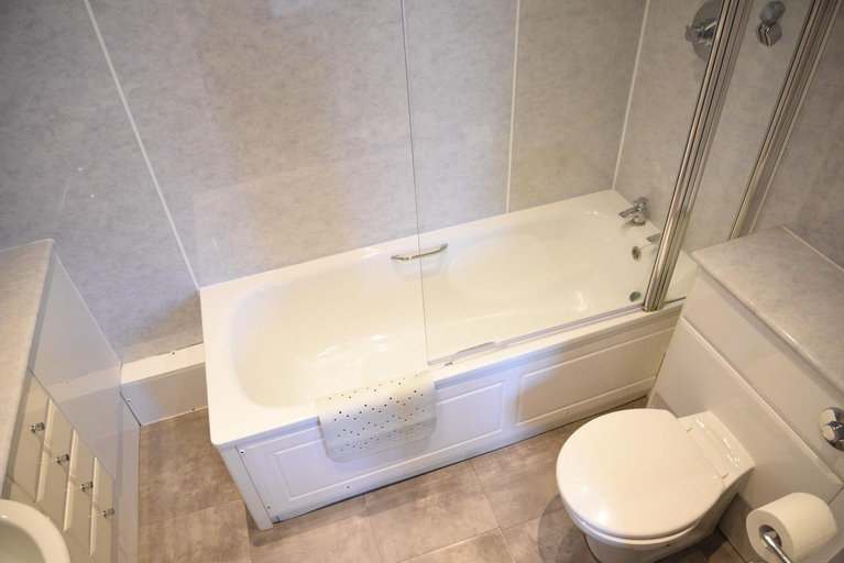 Bathroom 3, The Royal Hotel, Highland