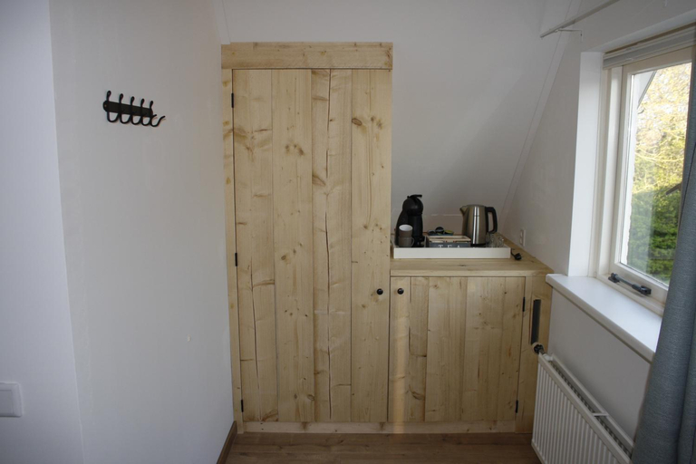 Others 3, Hiltop, Veere