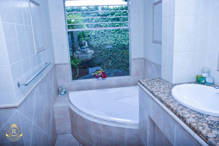 Bathroom, Royal Highness Lux Guesthouse, West Rand