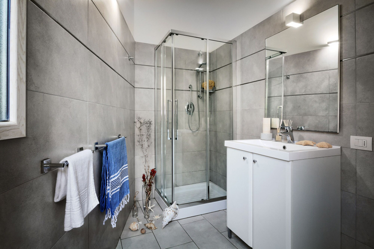 Bathroom 4, Cala Palme, Agrigento