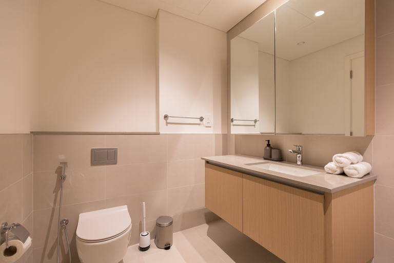 Room 2, Creek Beach Roomy 3BR with terrace, Dubai
