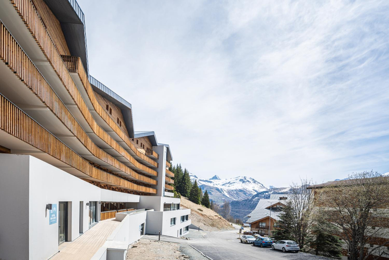 Exterior & Views