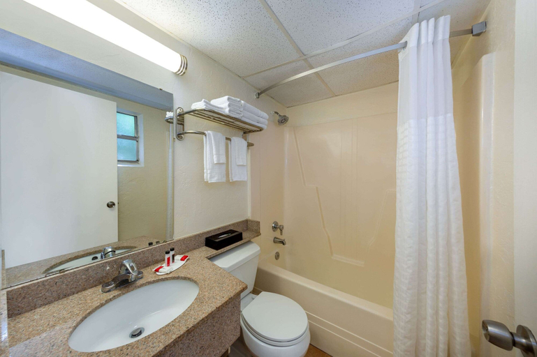 Bathroom 4, Super 8 by Wyndham Bradenton Sarasota Area, Manatee