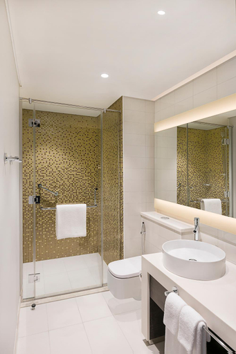 Bathroom 5, Hyatt Place Dubai Jumeirah, Dubai