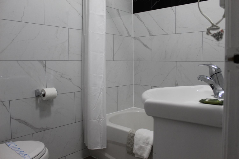 Bathroom 5, Sunrise Inn, Parry Sound