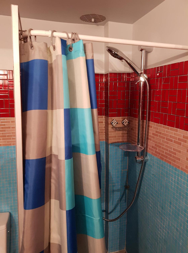 Bathroom 5, Les volets rouges - Glace du Pape, Vaucluse