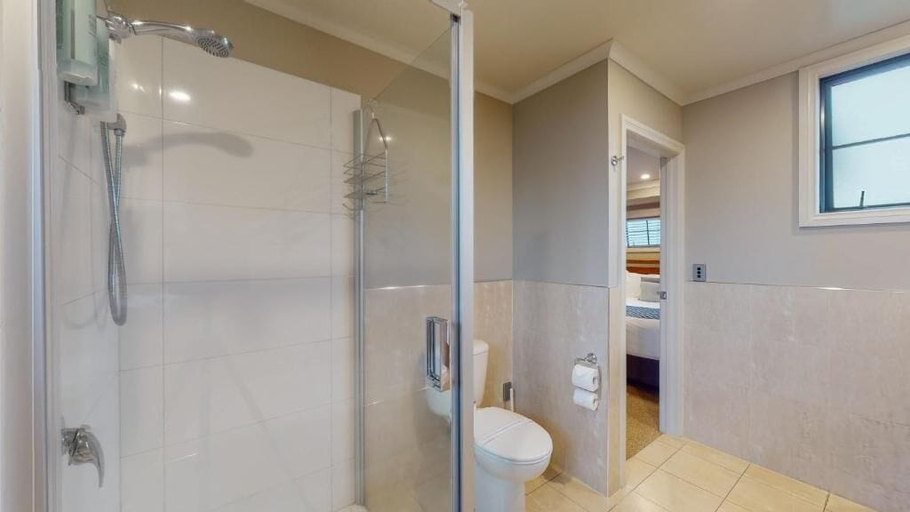 Bathroom 3, Quantum Lodge Motor Inn, Hamilton