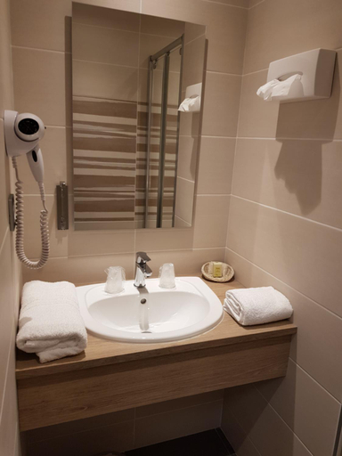 Bathroom 3, Logis Hotel A la Bonne Auberge, Mayenne