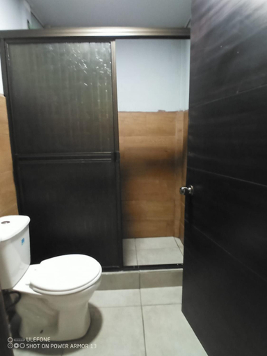 Bathroom, Hogar tico-estadounidense cerca de aeropuerto, Alajuela