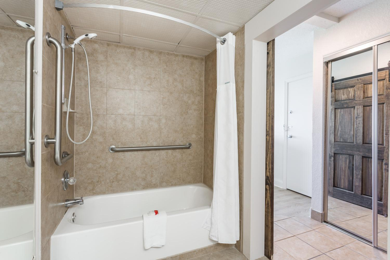 Bathroom 5, Ramada Plaza by Wyndham Nags Head Oceanfront, Dare