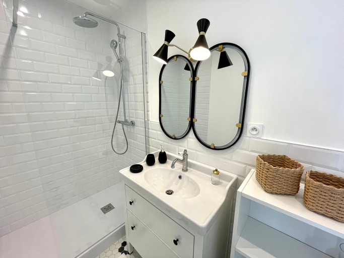 Bathroom 3, La Maison Pinot Noir, Côte-d'Or