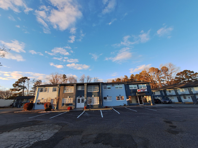 Exterior & Views 2, Budget Inn Roxboro, Person