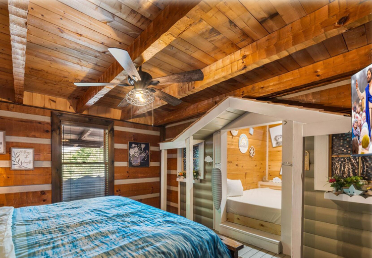 Bedroom 1, It's Got it all Y'all, Sevier