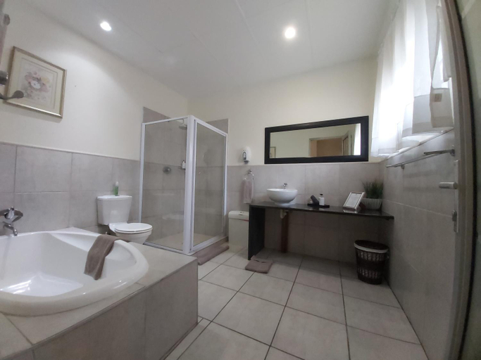 Bathroom 2, Rockview Lodge, Ehlanzeni