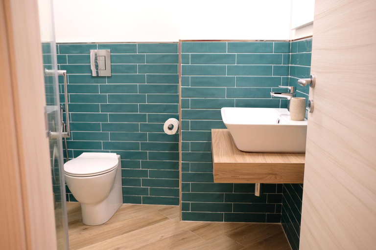 Bathroom 3, Belmonte Apartments, Palermo