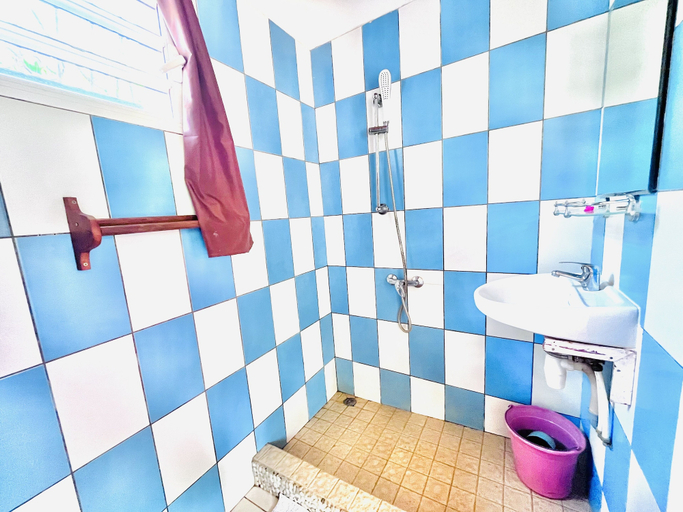 Bathroom 4, Régina Lodge, Diana