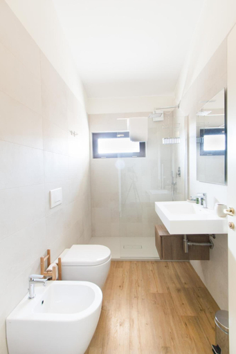Bathroom 5, Garda Relais, Verona