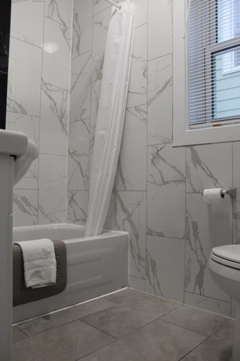 Bathroom 2, Sunrise Inn, Parry Sound