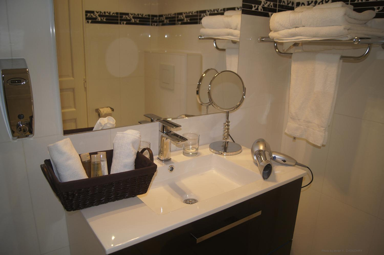 Bathroom 4, Hotel Regina Montmartre, Paris