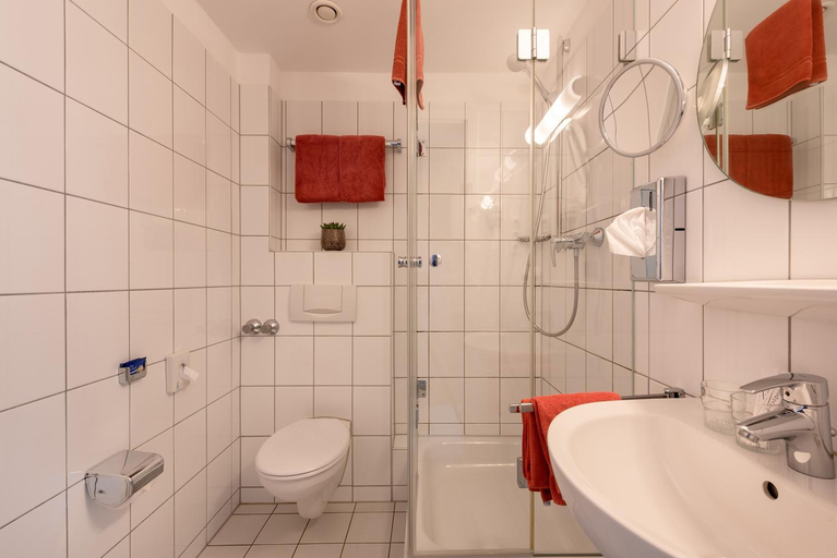 Bathroom, Hotel Conti Am Hauptbahnhof, Münster