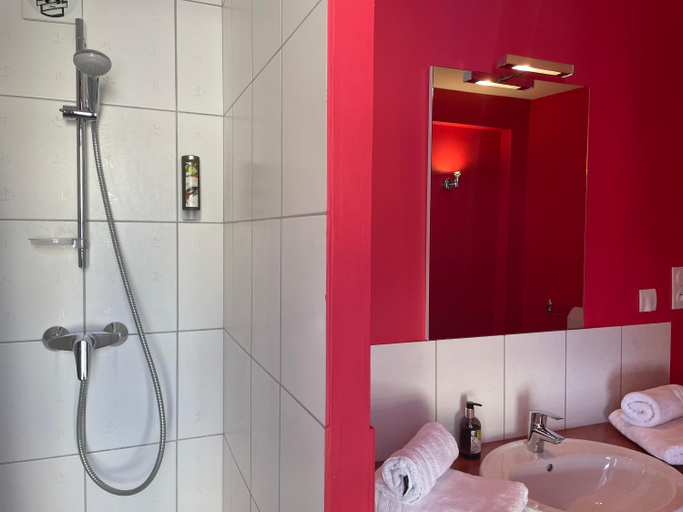 Bathroom 4, Logis Hotel Castel de Mirambel, Hautes-Pyrénées