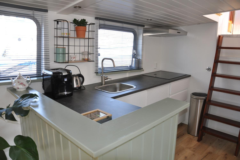 Kitchen, Private Lodge on Houseboat Amsterdam, Amsterdam