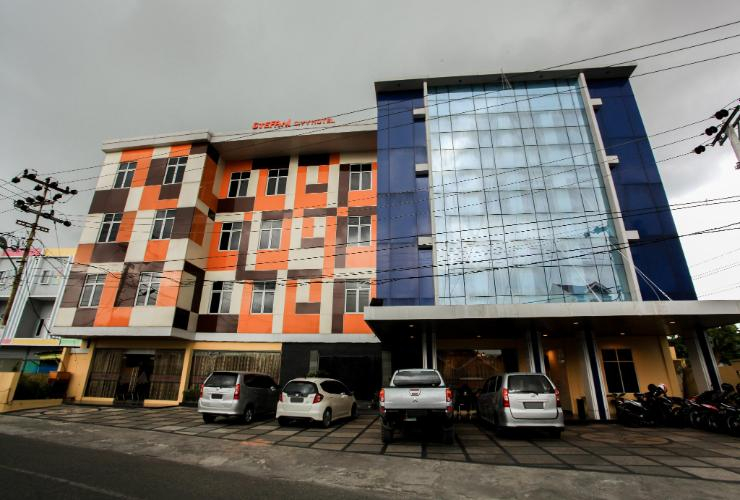 Exterior & Views 18
