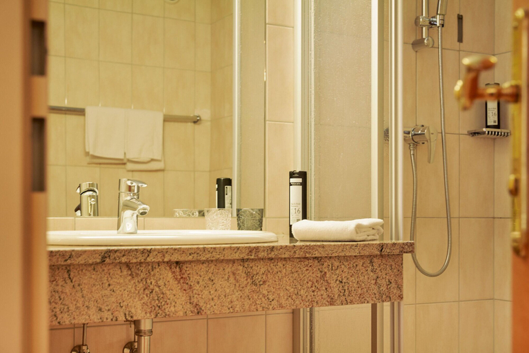 Bathroom 5, carpe solem KAPOOM - Pop Up Hotel till 2026, Zell am See