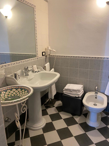 Bathroom 5, Lakkios, Syracuse