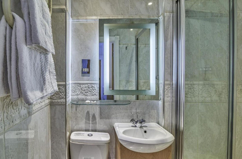 Bathroom 4, Hyde Park Radnor Hotel, London