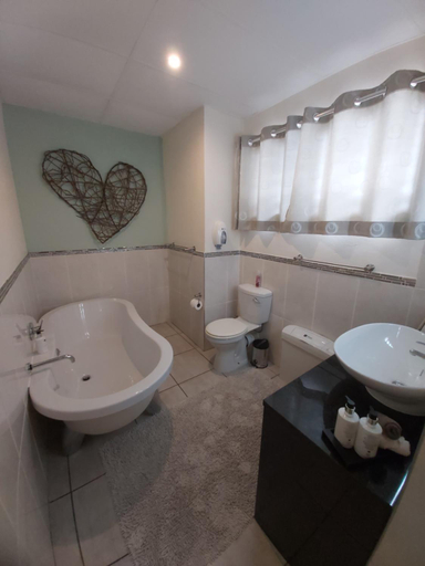 Bathroom 4, Rockview Lodge, Ehlanzeni