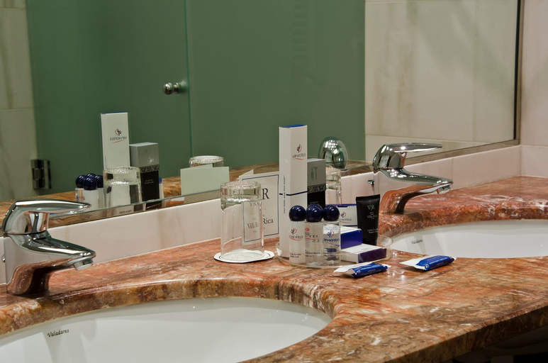 Bathroom 5, VIP Executive Entrecampos Hotel & Conference, Lisbon