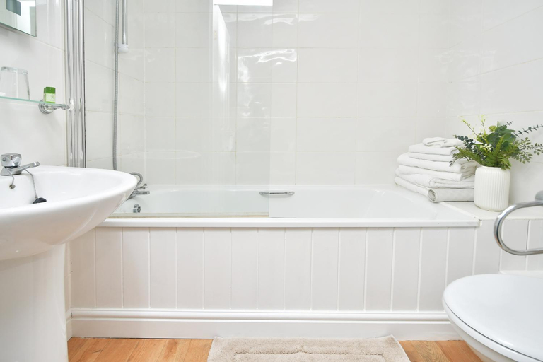 Bathroom 2, The Fountain Inn, Staffordshire