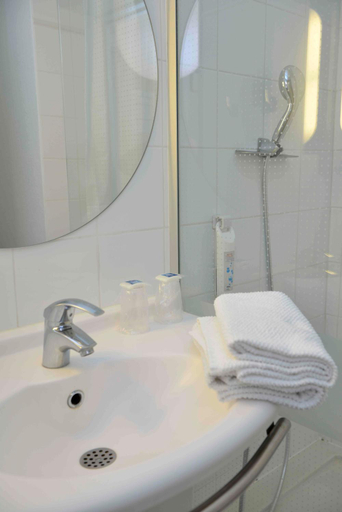 Bathroom 5, ibis budget Bordeaux le Lac, Gironde