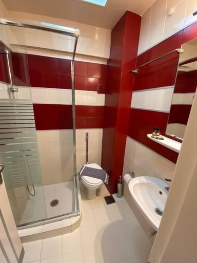 Bathroom 5, Aachen, Attica