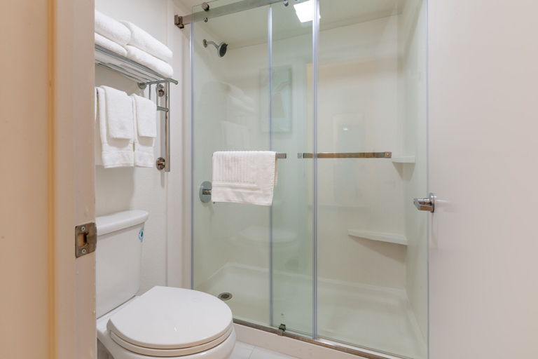Bathroom 4, Comfort Inn & Suites Beaver Dam, Dodge