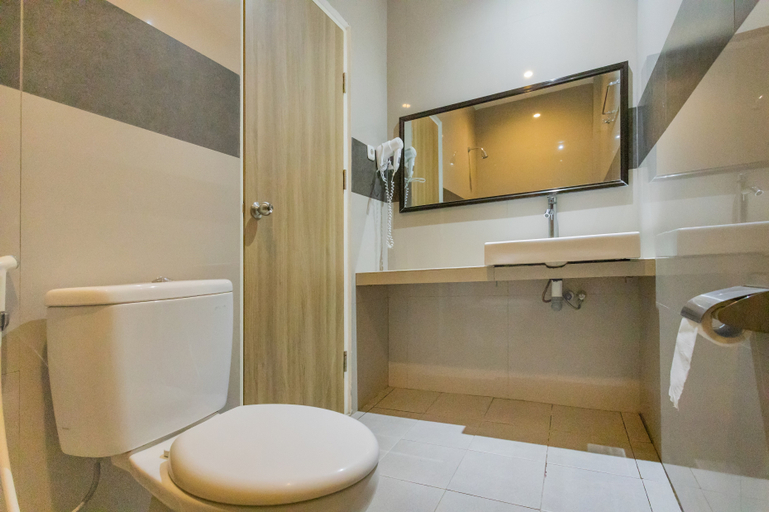 Bathroom 5, NES inn Hotel, Muna