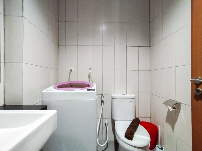 Bathroom 5, The Urbanite 2BR at Apartment Dago Suites By Travelio, Bandung