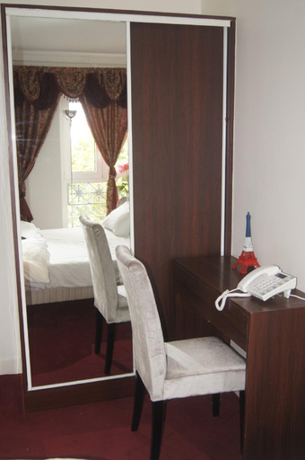 Bedroom 3, Hotel Regina Montmartre, Paris