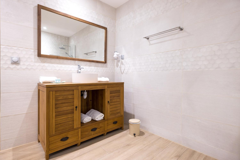 Bathroom 4, Les Geraniums, Le Tampon