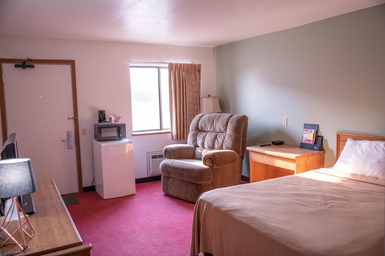 Bedroom 2, Wagner Lakeside Motel, Charles Mix