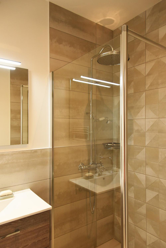 Bathroom 5, Le Charles V, Côte-d'Or