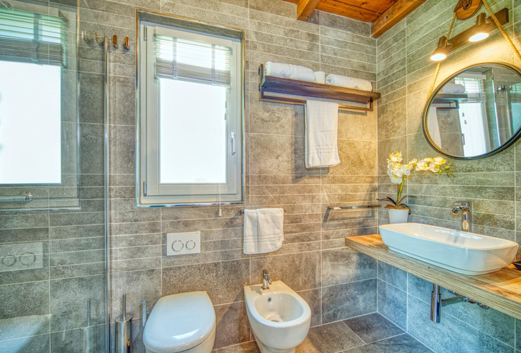 Bathroom 2, BAITA MAORE luxury rooms & Spa, Nuoro
