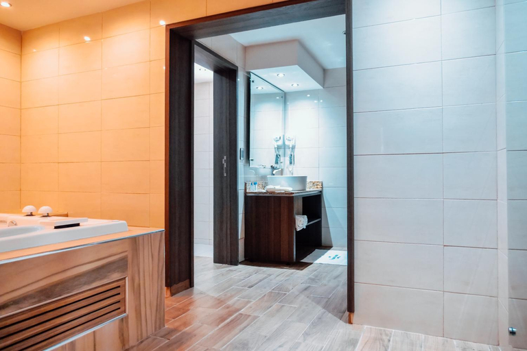 Bathroom 5, KAVIA MEOQUI HOTEL & SUITES, Delicias