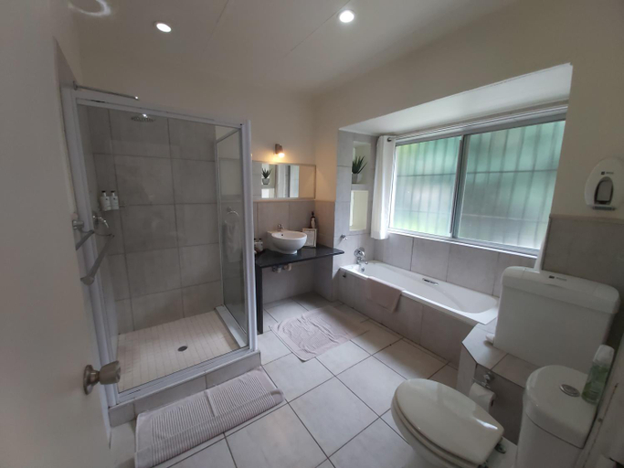 Bathroom 4, Rockview Lodge, Ehlanzeni